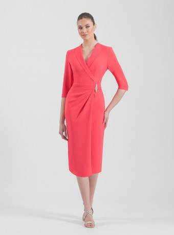 Midi dress with straight cut, crossed with brooch and French sleeves