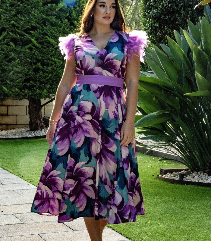 Long printed dress with side opening and feathers on the shoulders